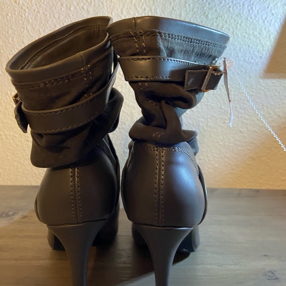 Metaphor gray ankle booties size 6 NWT - Picture 3 of 7